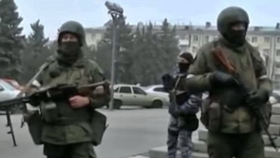 Uzbrojeni ludzie na ulicach Ługańska. Konflikt między separatystami