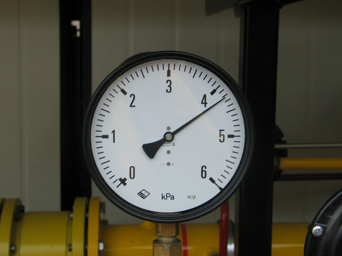 Pierwszy kontrakt na dostawy ze Stanów Zjednoczonych to nowe otwarcie na polskim rynku gazu. Sama umowa nie zmienia jednak faktu, że Polska wciąż nie może się obyć bez dostaw z Rosji. 