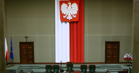 W środę na trzydniowe posiedzenie zbiera się Sejm, który wieczorem zajmie się prezydenckimi projektami ustaw o Krajowej  Radzie Sądownictwa i Sądzie Najwyższym. Prezydent 25 września, po wcześniejszym zawetowaniu projektów ustaw o SN i KRS, zaprezentował swoje własne projekty.