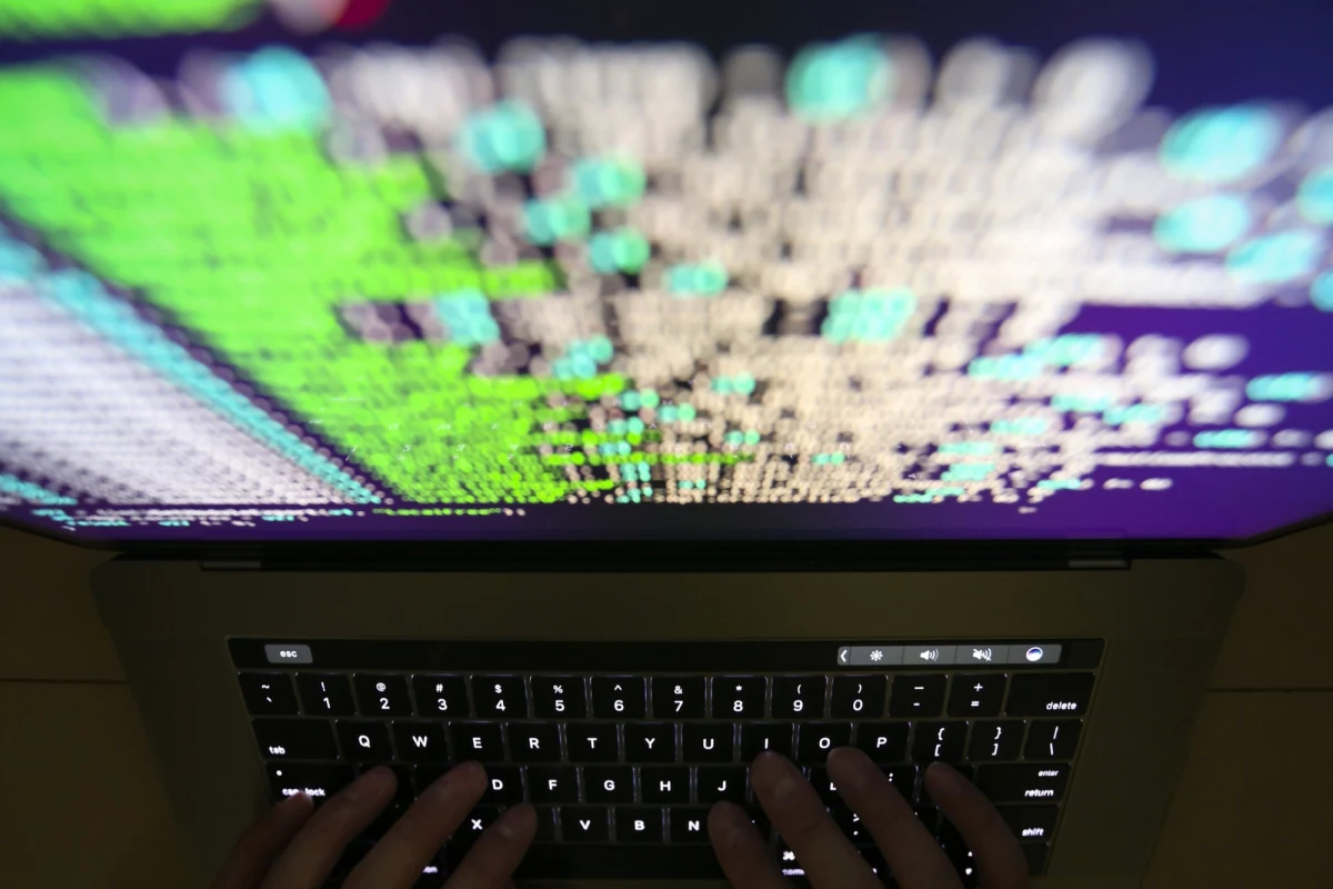 ​W październiku 2016 roku hakerzy wykradli dane 57 mln użytkowników Ubera - głównie pasażerów, ale także kierowców - ujawnił we wtorek, ponad rok po kradzieży, nowy szef amerykańskiej firmy Dara Khosrowshahi. "Chodzi o nazwiska, adresy e-mailowe i numery telefonów użytkowników na całym świecie" - podał w komunikacie Uber. Hakerzy zdobyli dane 50 mln pasażerów i siedmiu milionów kierowców, tym numery praw jazdy 600 tys. kierowców w USA.