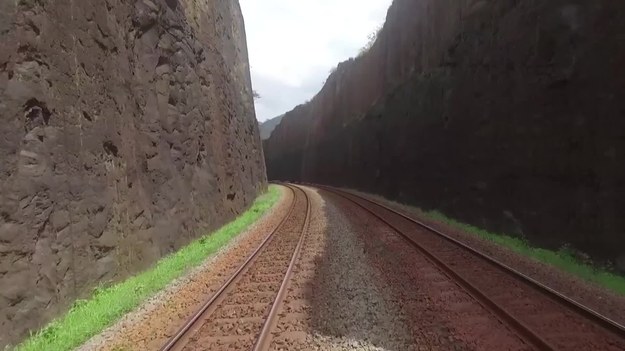 Ta niesamowita trasa kolejowa biegnie niedaleko brazylijskiego miasteczka João Neiva. Ale na nagraniu widać coś jeszcze. Śmiałka, który postawił sobie szalony cel! Zobaczcie.
