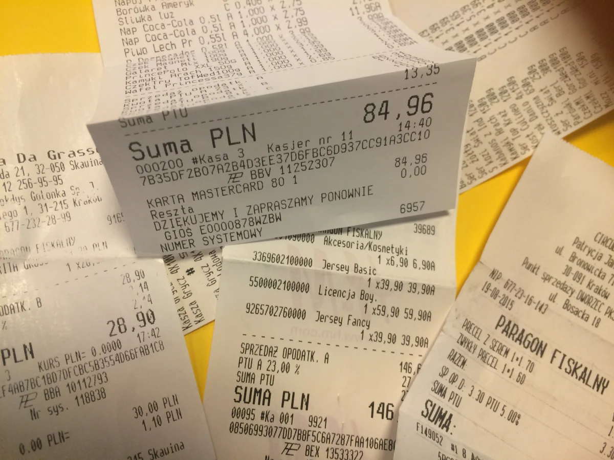 Od 1 marca 2018 roku będą dwie niedziele handlowe w miesiącu, w 2019 roku - jedna, a od 2020 roku obowiązywać ma zakaz handlu w niedziele - o takich propozycjach PiS-owskich poprawek do projektu ustawy w tej sprawie poinformował poseł tej partii Janusz Śniadek. Dodał, że ustawa miałaby obowiązywać właśnie od 1 marca 2018, a nie już od 1 stycznia.