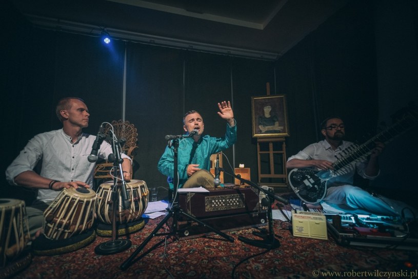 Wokalistka Kayah i słynny jazzowy saksofonista Henryk Miśkiewicz pojawili się gościnnie na wydanej właśnie płycie "Mystic India" nagranej pod szyldem Michał Rudaś & Healing Incantation.