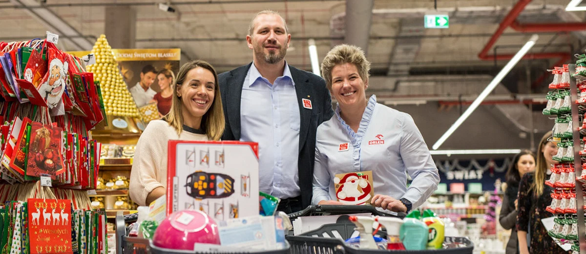 Mistrzowie olimpijscy wspierają Szlachetną Paczkę. Anita Włodarczyk, Magdalena Fularczyk-Kozłowska i Tomasz Majewski spotkali się w poniedziałek, 20 listopada, by wspólnie przygotować paczkę z dedykowaną pomocą dla jednej z tysięcy potrzebujących rodzin.