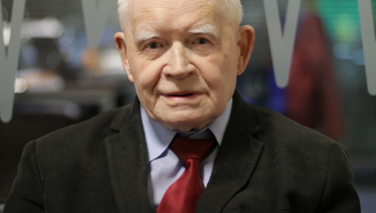 "Prezydent mojego głosu (ws. ustaw sądowych - przyp. red.) nie wysłuchał - dlatego, że go nie słyszał" - mówi gość Popołudniowej rozmowy w RMF FM prof. Adam Strzembosz. "Nowa ustawa (o Sądzie Najwyższym - przyp. red.) wobec tamtej (lipcowej - przyp. red.) jest lepsza, ale też jest sprzeczna z konstytucją. Wobec tego nie oczyścił sobie prezydent do końca rąk, proponując to, co w sposób oczywisty narusza ustawę zasadniczą" - podkreśla. Gość Marcina Zaborskiego pytany o prezydencki projekt o Sądzie Najwyższym i zawartą w nim propozycję kryterium wieku – przechodzenia sędziów w stan spoczynku w wieku 65 lat - komentuje: „Osoby, które podjęły się pracy w Sądzie Najwyższym przychodziły z przekonaniem, że będą tam pracować do lat 70, chyba że same skorzystają z uprawnienia - kobiety, przejścia na emeryturę w wieku 60, a mężczyźni - 65 lat. Żeby tylko to złamano... Złamano kadencyjność pani Pierwszej Prezes SN". Pytany zaś o to, czy sędziowie wskazywani przez Krajową Radę Sądownictwa - skonstruowaną tak jak proponuje prezydent - będą ulegli wobec polityków, stwierdza: „Wśród niemal 10 tysięcy sędziów znaleźć 15 uległych - gdyby ich było tylko 15, to byłby ewenement w skali Europy”.