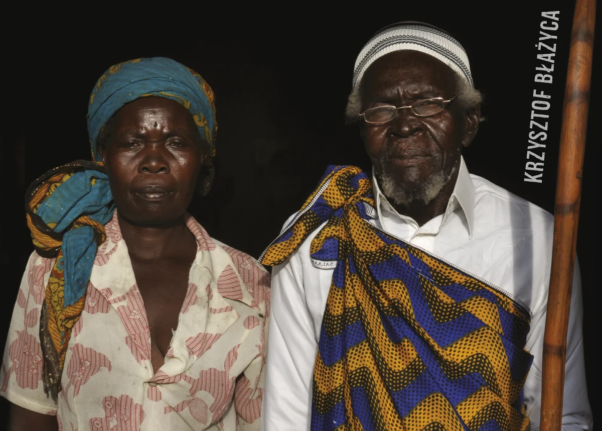 MOTTO:  "Mgła się podnosi. Przez krótki moment widzimy jaskrawą dioramę świata: drzewa wyniosłe monumenty, zbitą twardo muskulaturę dżungli, gorejące ślepie Słońca łypiące z wysokości na wyjęte z czasu tableau – po czym z powrotem opadła kurtyna bieli. Naraz mgła wydaje z siebie krzyk. Krzyk lament duszy opuszczonej przez ludzkość: narastający jęk tysięcy niewidzialnych gardeł rozwibrowany na strunach sinego oparu."  Joseph Conrad "Serce ciemności" (spolszczenie Jacek Dukaj) 