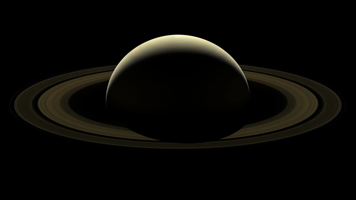 NASA opublikowała właśnie niezwykłe, pożegnalne zdjęcie Saturna, wykonane przez sondę Cassini 13 września tego roku, na dwa dni przed spektakularnym, samobójczym upadkiem w atmosferę planety. Obraz, będący złożeniem 42 zdjęć wykonanych w różnym zakresie widma światła pokazuje prócz samej planety i jej pierścieni także 6 z jej księżyców, Prometeusza, Pandorę, Janusa, Epimeteusza, Mimasa i Enceladusa.