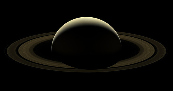 NASA opublikowała właśnie niezwykłe, pożegnalne zdjęcie Saturna, wykonane przez sondę Cassini 13 września tego roku, na dwa dni przed spektakularnym, samobójczym upadkiem w atmosferę planety. Obraz, będący złożeniem 42 zdjęć wykonanych w różnym zakresie widma światła pokazuje prócz samej planety i jej pierścieni także 6 z jej księżyców, Prometeusza, Pandorę, Janusa, Epimeteusza, Mimasa i Enceladusa.