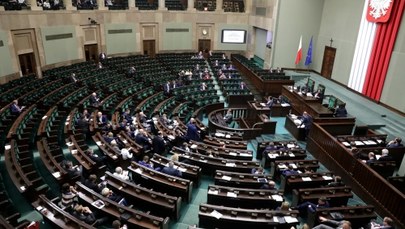 Prace nad projektem ustawy o SN: Mocne słowa wobec PiS i prezydenta, Szczerba rzuca dokumentami