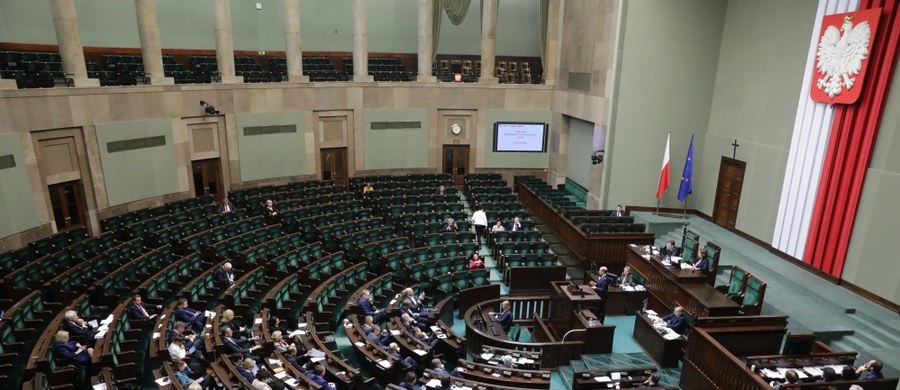 ​PO i Nowoczesna opowiedziały się w środę w sejmowej debacie za odrzuceniem projektu noweli ustawy o Krajowej Radzie Sądownictwa, autorstwa prezydenta. Decyzję w tej sprawie Izba podejmie w piątek w bloku głosowań. Dalszych prac nad projektem chcą PiS i Kukiz'15. Projekt krytykuje PSL. W środę późnym wieczorem Sejm przeprowadził I czytanie zgłoszonego we wrześniu przez prezydenta Andrzeja Dudę projektu noweli ustawy o KRS - w miejsce zawetowanego w lipcu. Zakłada on m.in wybór przez Sejm 15 członków KRS-sędziów większością 3/5 głosów; w przypadku klinczu, każdy poseł głosowałby tylko na jednego kandydata. Dotychczas członków KRS-sędziów wybierały środowiska sędziowskie.