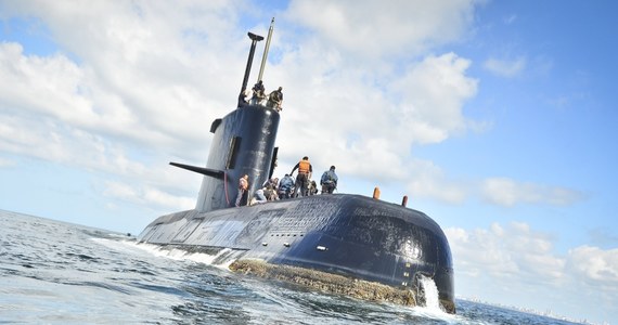 ​Poszukiwania zaginionego okrętu podwodnego ARA San Juan weszły w środę w "krytyczną fazę" bowiem wkrótce załodze skończą się zapasy tlenu - oświadczył rzecznik marynarki wojennej Argentyny Enrique Balbi. Intensywną akcję poszukiwawczą prowadzą jednostki z kilku krajów, w tym z USA.