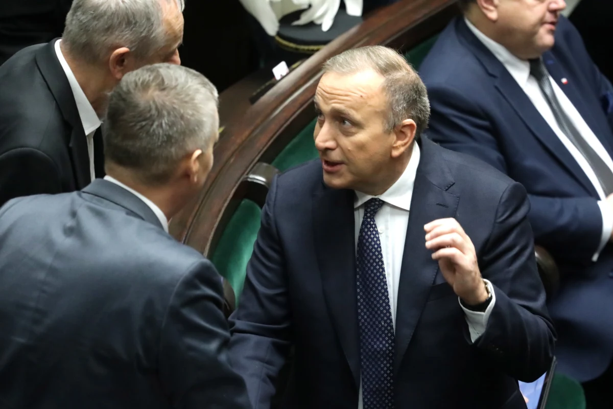 ​Szef PO Grzegorz Schetyna przeprosił za zachowanie posła Platformy Michała Szczerby podczas debaty nad prezydenckim projektem ustawy o SN. "To incydent, uważam go za zamknięty" - oświadczył. Szczerba, występując w środę w Sejmie, rzucił plik kartek z projektami na podłogę.