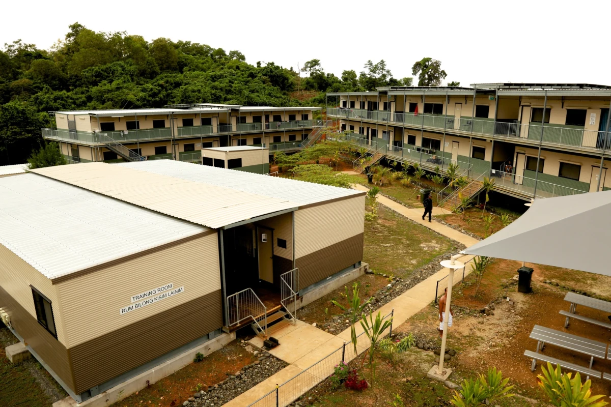 ​Policja Papui Nowej Gwinei ogrodziła teren likwidowanego obozu dla migrantów oraz skonfiskowała żywność i wodę pitną, zgromadzone przez ok. 380 okupujących ośrodek osób, nakazując im jego opuszczenie - podał Reuters, powołując się na migrantów. Ok. 380 mężczyzn ubiegających się o azyl w Australii, pochodzących głównie z Afganistanu, Iranu, Birmy, Pakistanu, Sri Lanki oraz Syrii, ponad trzy tygodnie temu zabarykadowało się w likwidowanym obozie na należącej do Papui-Nowej Gwinei wyspie Manus i odmawia przewiezienia do obozów przejściowych. 