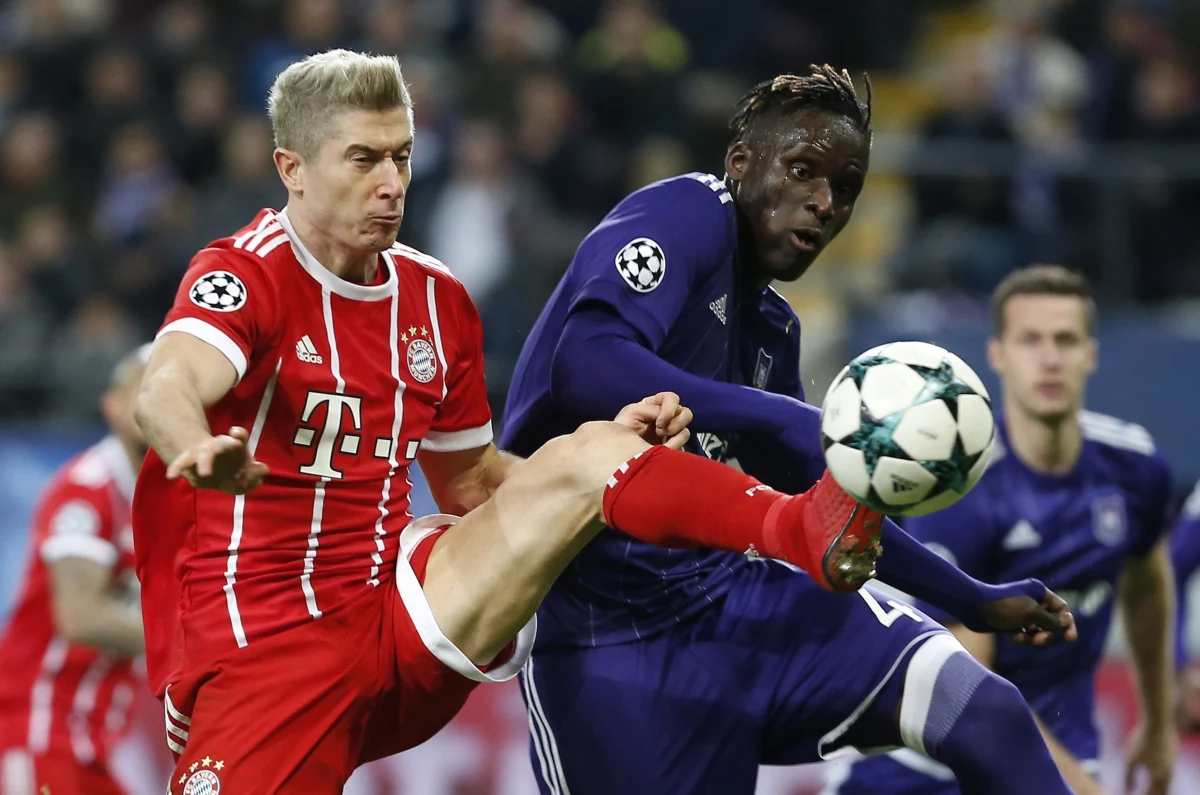 Robert Lewandowski świętuje 50. bramkę zdobytą w tym roku. Napastnik strzelił ją we wczorajszym meczu z Anderlechtem w Lidze Mistrzów. To spore osiągniecie i nowy rekord "Lewego", który najwięcej bramek w roku kalendarzowym zdobył dwa lata temu. Do siatki trafił wtedy 49 razy. W tym roku nie powiedział jeszcze ostatniego słowa.