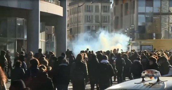 W Paryżu studenci starli się z policją w trakcie protestu przeciw zmianie zasad rekrutacji na uniwersytety. Wykrzykiwali hasła i rzucali w funkcjonariuszy jajkami. Policja użyła przeciw nim gazu łzawiącego. 

