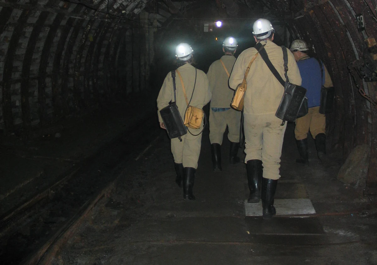 Wstrząs w kopalni Wesoła w Mysłowicach. Doszło do niego około godziny trzeciej nad ranem. Według ostatnich informacji dziewięciu górników jest poszkodowanych - informuje reporter RMF FM Marcin Buczek. 