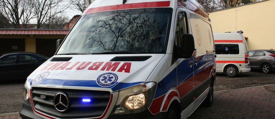 Pięcioro nastolatków zostało przewiezionych do szpitala po wypadku na drodze krajowej nr 72 w Wielkopolsce. Poszkodowana została także opiekunka dzieci.