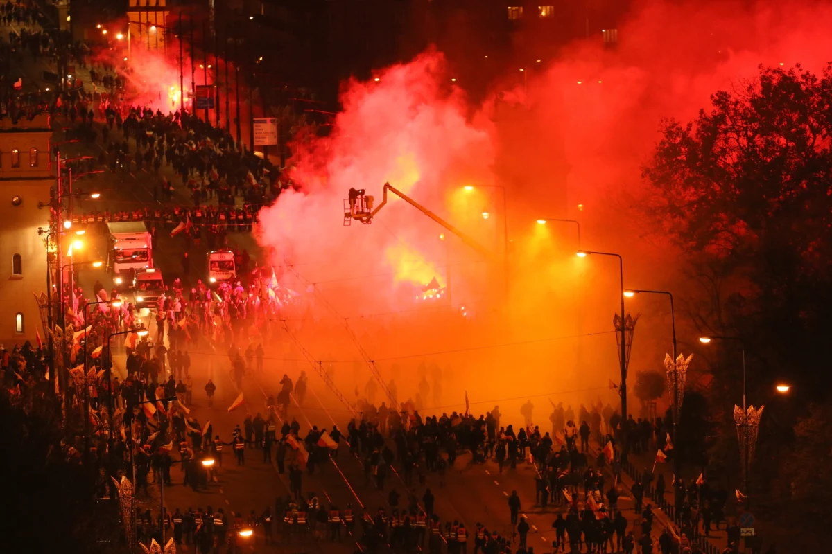 ​Dotychczasowa analiza nagrań z Marszu Niepodległości ujawniła pięć transparentów z hasłami mogącymi naruszać porządek prawny - poinformował wiceszef MSWiA Jarosław Zieliński. Dodał, że stołeczna policja prowadzi także kilka innych postępowań ws. zajść podczas zgromadzeń 11 listopada.