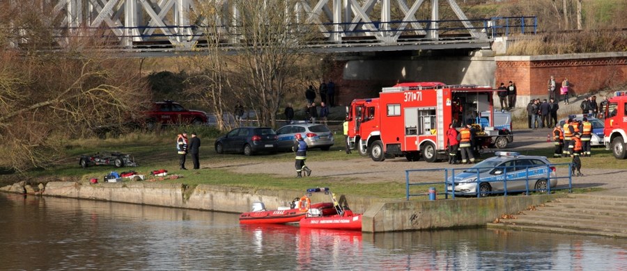 Przed godz. 11 strażakom udało się odnaleźć samochód, który wpadł do rzeki Warta w Kostrzynie nad Odrą w Lubuskiem. Wewnątrz znaleziono ciała dwóch osób.