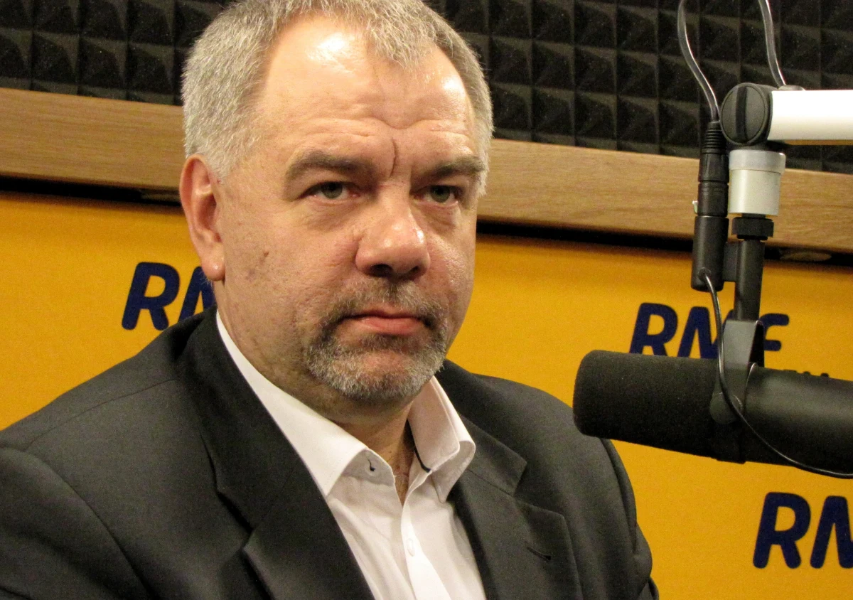 "To pytanie to równanie z dwiema niewiadomymi. Po pierwsze, nie wiadomo, kto będzie kandydatem na prezydenta Warszawy - w zakresie pani premier Beaty Szydło, która jest premierem, więc trudno, żeby jednocześnie była kandydatem na prezydenta Warszawy" - mówi poseł PiS Jacek Sasin w Popołudniowej rozmowie w RMF FM pytany o to, czy Beata Szydło wygrałaby wybory prezydenckie w Warszawie z kontrkandydatami Rafałem Trzaskowskim i Pawłem Rabiejem. "W życiu może się pewnie wszystko zdarzyć, ale są mniej lub bardziej realne scenariusze. Ten pewnie należy do mniej realnych" - dodaje polityk w odpowiedzi na sugestię, że Szydło może przestać być premierem i  stać się kandydatem na prezydenta stolicy. "Nie ma dzisiaj decyzji co do tego, kto będzie kandydatem na prezydenta Warszawy i tego się trzymamy" - podkreśla. Pytany o to, czy to nie przesada, iż PiS chce, żeby Państwowa Komisja Wyborcza w dwa miesiące znalazła około 400 nowych komisarzy wyborczych, odpowiada: "Dla chcącego nie ma nic trudnego - jest takie polskie przysłowie. Nie sądzę, żeby to był akurat główny problem, który ma powodować, że najbliższe wybory samorządowe znowu się mają odbyć w oparciu o przepisy, które 3 lata temu doprowadziły do totalnej kompromitacji przy wyborach samorządowych". 