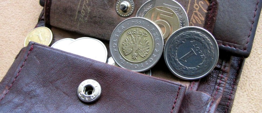 Średnio o 734,50 zł więcej niż kobiety zarabiali w październiku mężczyźni w Polsce. Jak wynika z czwartkowej publikacji Głównego Urzędu Statystycznego, przeciętne wynagrodzenie mężczyzn było o 18,5 proc. wyższe od przeciętnego wynagrodzenia kobiet.