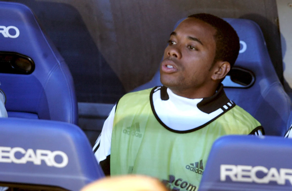 Brazylijczyk Robinho - były piłkarz Realu Madryt, Manchesteru City i AC Milan - został skazany zaocznie przez sąd w Mediolanie na dziewięć lat więzienia za udział w zbiorowym gwałcie. Do zdarzenia doszło w styczniu 2013 roku w jednej z dyskotek w tym mieście.