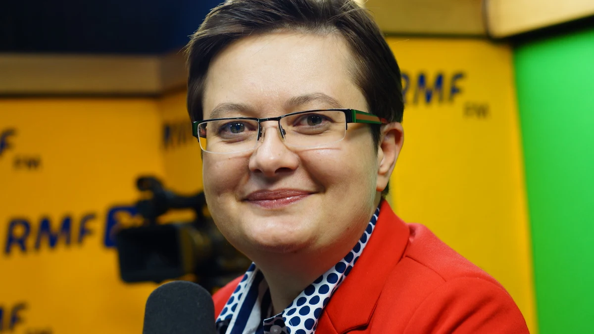 "Wrogiem naszym jest Prawo i Sprawiedliwość, a Platforma Obywatelska jest konkurentem" – tak przewodnicząca Nowoczesnej komentuje propozycję Grzegorza Schetyny, by oba ta ugrupowania zwarły szyki. "Z konkurentem można zawierać sojusze taktyczne, można zawierać koalicję, natomiast wroga należy pokonać" - dodawała Katarzyna Lubnauer w Porannej rozmowie w RMF FM. Jej zdaniem, koalicja Nowoczesna-PO powinna jednak powstać przed wyborami samorządowymi. "Tego wymaga od nas odpowiedzialność za Polskę. To co się dzieje w tej chwili ze względu na rządy PiS-u jest niepokojące" – argumentowała. "Ryszard Petru zajmuje się pisaniem „Planu Petru”, który ma być konkurencją dla Planu Morawieckiego" – zdradziła szefowa Nowoczesnej. Zapewniła, że będzie wspierać swojego poprzednika na stanowisku przewodniczącego ugrupowania. "To bardzo dobry pomysł, biorąc pod uwagę to, co Morawiecki proponuje, to warto zaproponować coś bardziej konkretnego" – dodała. O Mateuszu Morawieckim mowa była także w internetowej części rozmowy. "Mam wrażenie, że w Prawie i Sprawiedliwości liczyli na to, że będą mieli delfina czy jakiegoś następcę - ja uważam, że on się szybko zużyje" - oceniła nowego premiera przewodnicząca Nowoczesnej. Według niej, świadczy o tym również fakt, że "Morawiecki zgodził się na to, żeby jego oficerem prowadzącym był Marek Suski". 