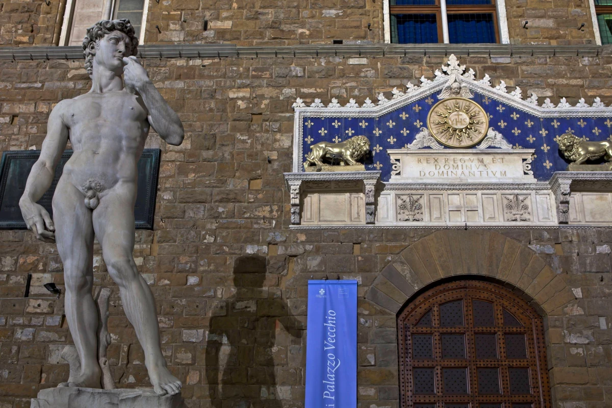 Całkowity zakaz wykorzystywania w celach komercyjnych wizerunku Dawida dłuta Michała Anioła we Włoszech i w Europie wydał sąd we Florencji. Właśnie w tym mieście znajduje się ten słynny posąg. 