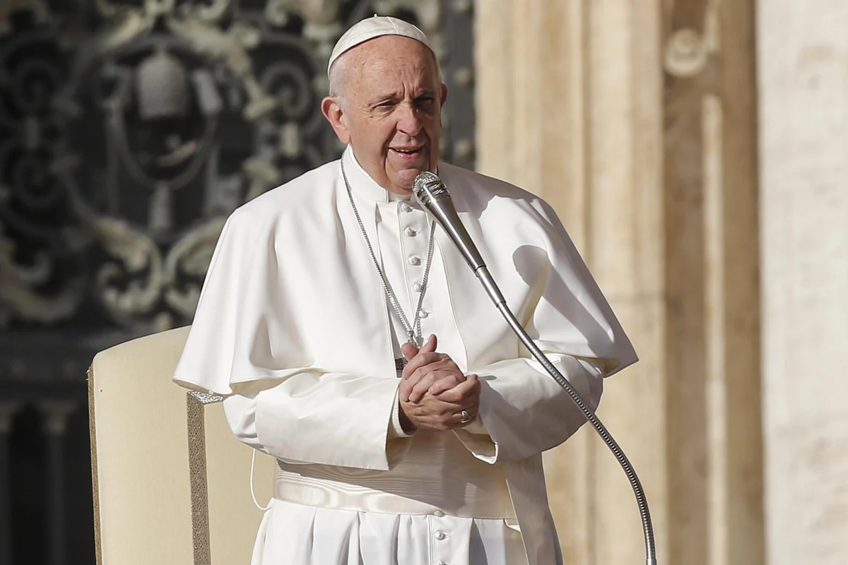 ​Papież Franciszek wyrusza w niedzielę w kolejną podróż do Azji, w trakcie której odwiedzi Birmę i Bangladesz. Zdaniem watykanistów - choć już kilka jego wizyt uważano za trudne - ta pielgrzymka szczególnie zasługuje na miano skomplikowanej i delikatnej. W trakcie tej podróży Franciszek stanie przed dylematem, jak podejść do kwestii Rohingjów, czyli muzułmańskiej grupy etnicznej poddanej prześladowaniom w buddyjskiej w większości Birmie i uciekającej masowo do Bangladeszu. Szacuje się, że uciekło tam około 600 tysięcy Rohingjów. Uważani są oni za jedną z najbardziej prześladowanych mniejszości na świecie.