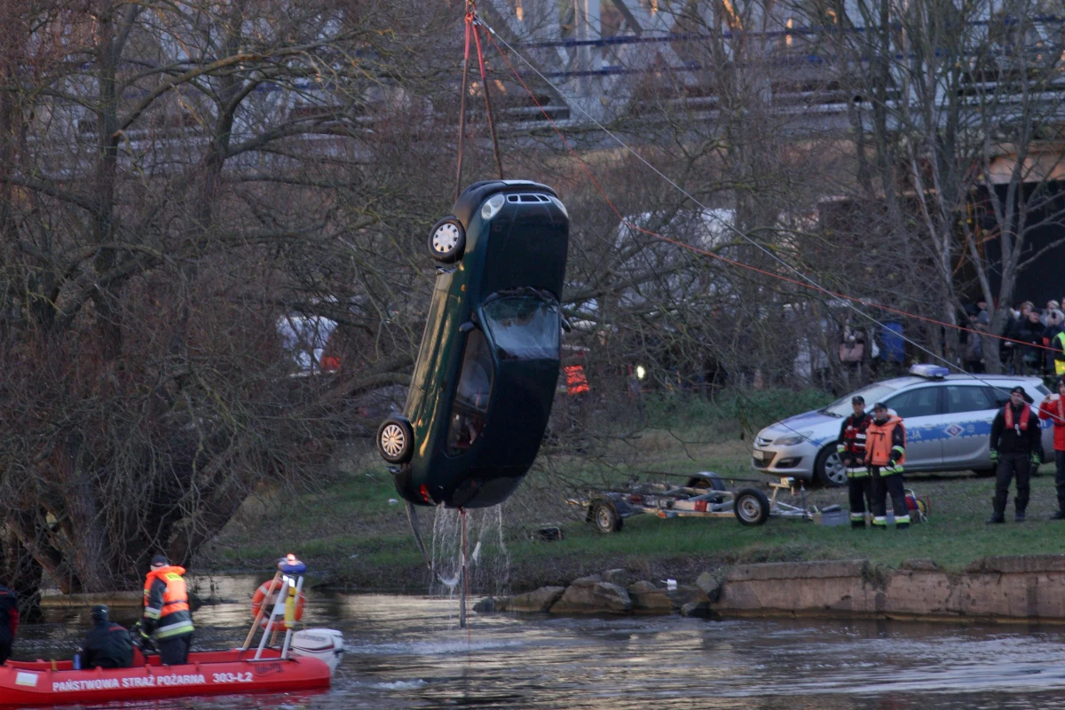49-letnia kobieta i jej 17-letnia córka, mieszkanki powiatu gorzowskiego, zginęły w samochodzie, który w czwartek rano wpadł do Warty w Kostrzynie nad Odrą w województwie lubuskim. Okoliczności tragedii ma wyjaśnić śledztwo prowadzone pod nadzorem słubickiej prokuratury rejonowej.