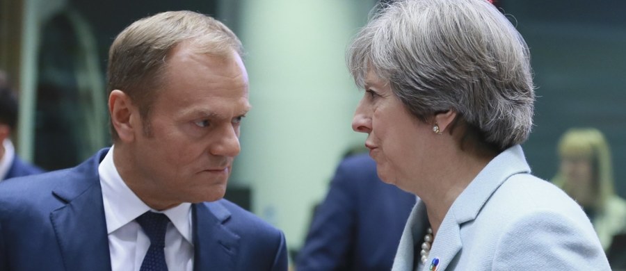 Szef Komisji Europejskiej wspiera Donalda Tuska w sprawie kontrowersyjnego wpisu na portalu społecznościowym. Tusk porównał na Twitterze politykę polskiego rządu do tego, co robi Kreml. 