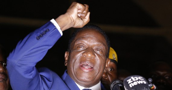 ​Emmerson Mnangagwa został w piątek w Harare zaprzysiężony na prezydenta Zimbabwe. Zmianę na stanowisku przywódcy umożliwiła niedawna rezygnacja wieloletniego szefa państwa Roberta Mugabego na skutek puczu wojskowego.