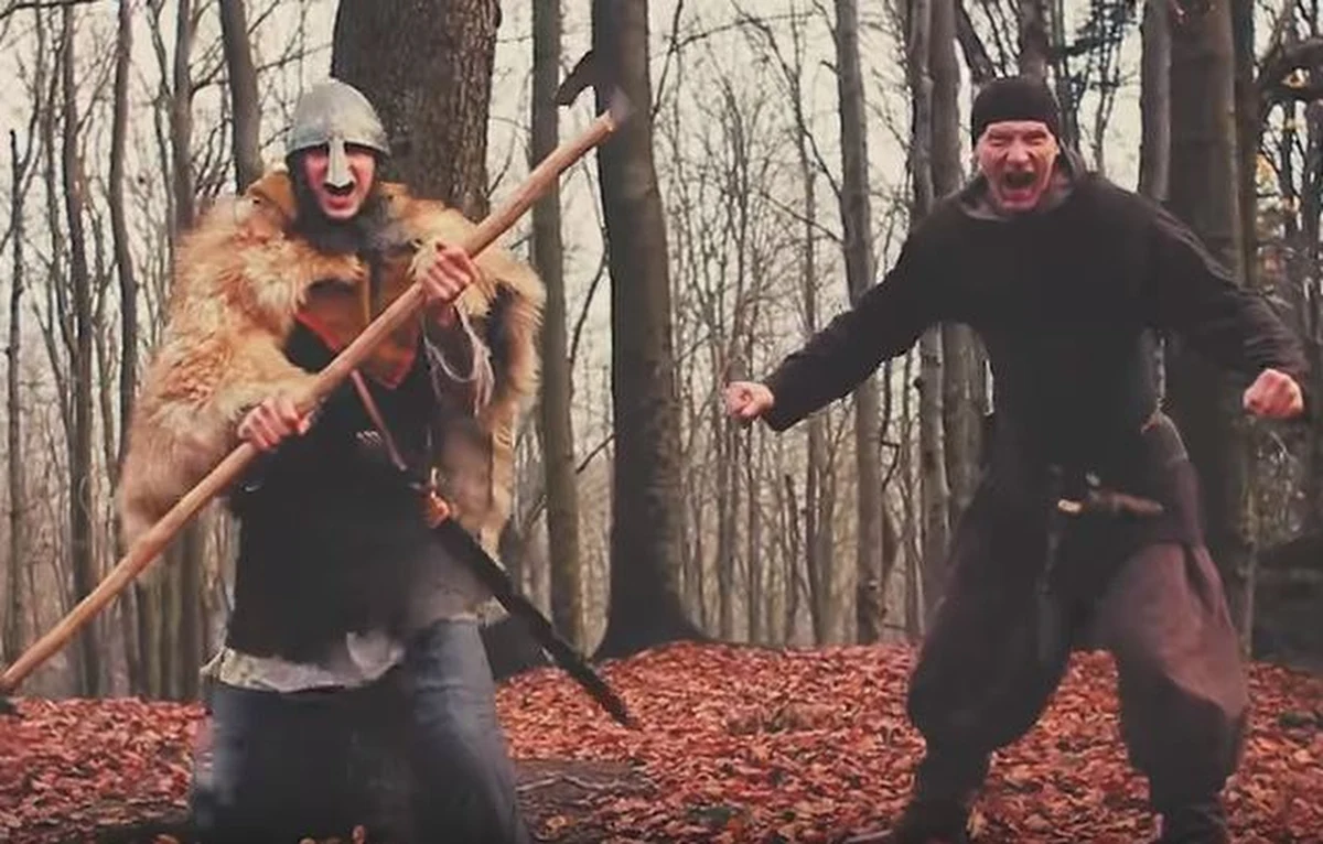 Przed piłkarzami ręcznymi PGE Vive Kielce kolejny bardzo ważny mecz w Lidze Mistrzów. Tym razem najlepsza polska drużyna zagra na własnym parkiecie z francuskim Paris Saint Germain. Szczypiorniści z Kielc postanowili w niecodzienny sposób promują spotkanie, które zostało uznane za hit tego weekendu. Karol Bielecki, Julen Aguinagalde czy Michal Jurecki wcielili się w role Wikingów. Ciekawe, co na to rozgrywający PSG Duńczyk Mikkel Hansen.