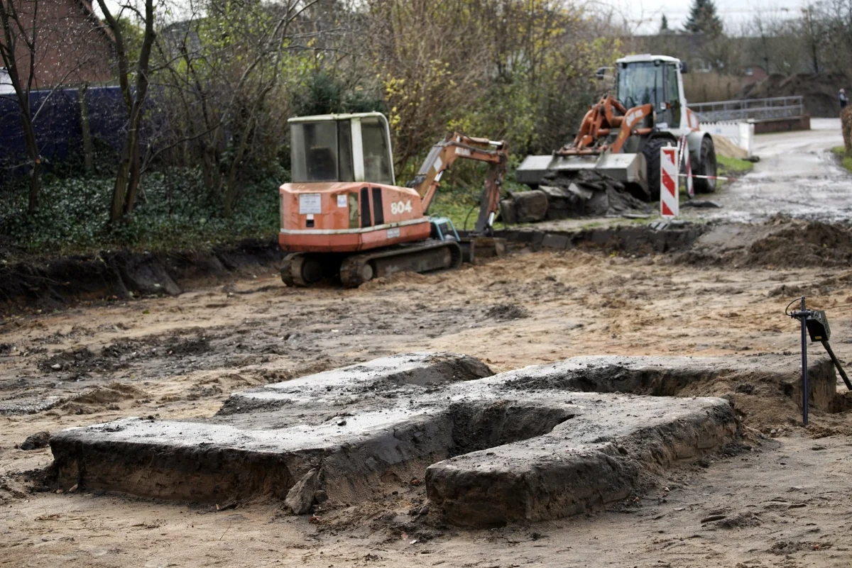 Podczas przebudowy jednego z boisk w Hamburgu odkryto gigantyczną swastykę z betonu. Nazistowski symbol był przykryty ziemią i murawą. Odkryła go koparka, przygotowując miejsce pod budowę szatni.  
