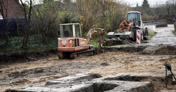 Podczas przebudowy jednego z boisk w Hamburgu odkryto gigantyczną swastykę z betonu. Nazistowski symbol był przykryty ziemią i murawą. Odkryła go koparka, przygotowując miejsce pod budowę szatni.  