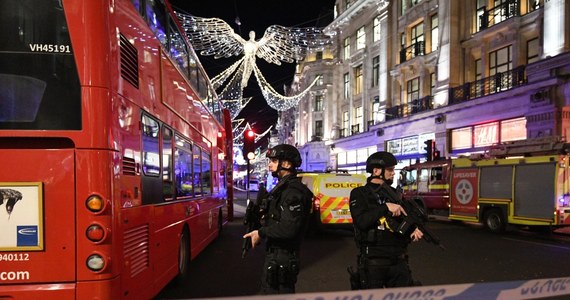 Policja nie znalazła dowodów na to, by na stacji metra Oxford Circus w sercu londyńskiej dzielnicy handlowej padły strzały - taką informację przekazała na swoim twitterowym profilu BBC. Właśnie doniesienia o strzałach były powodem policyjnej operacji i ewakuacji tysięcy ludzi na samej stacji i w jej okolicach. Służby traktowały incydent jako terrorystyczny. W sieci pojawiły się nagrania wideo, na których widać uciekających w panice ludzi.