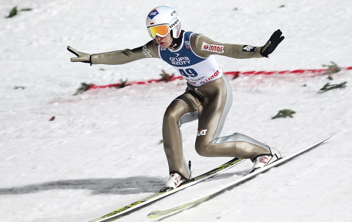 Kamil Stoch uzyskał 127,5 m, zajął dziewiąte miejsce i był najlepszy z Polaków w kwalifikacjach do niedzielnych zawodów Pucharu Świata w skokach narciarskich w fińskim Kuusamo. W sumie awansowało sześciu biało-czerwonych. Wygrał Austriak Stefan Kraft - 144 m.