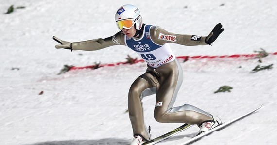 Kamil Stoch uzyskał 127,5 m, zajął dziewiąte miejsce i był najlepszy z Polaków w kwalifikacjach do niedzielnych zawodów Pucharu Świata w skokach narciarskich w fińskim Kuusamo. W sumie awansowało sześciu biało-czerwonych. Wygrał Austriak Stefan Kraft - 144 m.