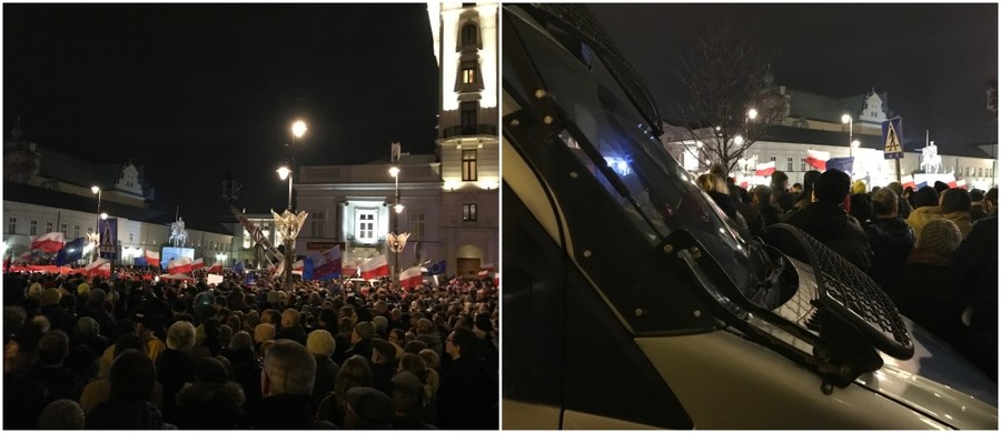 Bez wolnych sądów i wolnych wyborów nie ma wolnej Polski! - pod takim hasłem w dziesiątkach polskich miastach zorganizowano demonstracje przeciwko rozpoczęciu przez Sejm prac nad prezydenckimi ustawami o Krajowej Radzie Sądownictwa i Sądzie Najwyższym. "Rozwiązaniem kryzysu w sądownictwie nie jest upartyjnienie" - usłyszał od protestującej przed Pałacem Prezydenckim w Warszawie reporter RMF FM Grzegorz Kwolek.