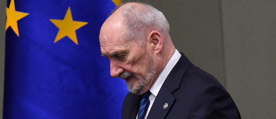 Minister obrony narodowej Antoni Macierewicz postanowił wycofać wnioski o awanse generalskie - poinformowała w komunikacie opublikowanym na stronach resortu obrony rzeczniczka MON ppłk Anna Pęzioł-Wójtowicz. Jak wyjaśniła, decyzja zapadła "w trosce o dobro Sił Zbrojnych RP i harmonijne współdziałanie organów konstytucyjnych w zakresie obronności".