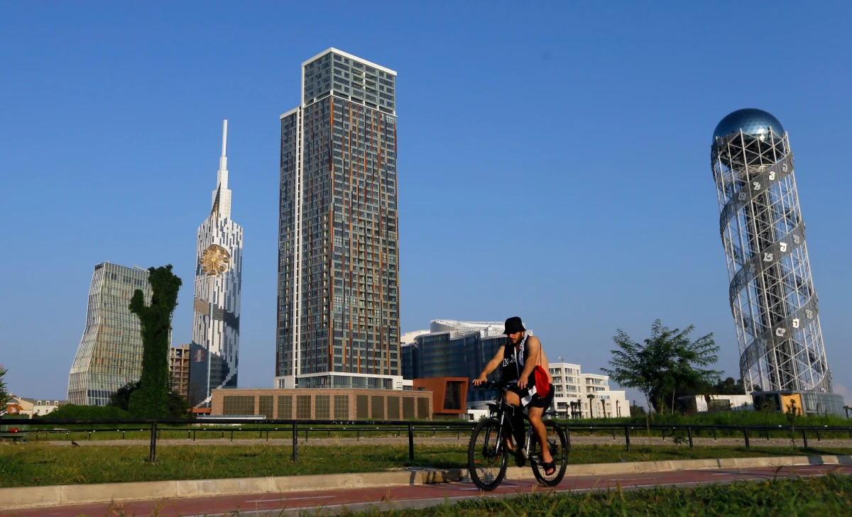 Pożar w luksusowym hotelu w Batumi w południowo-zachodniej Gruzji. Zginęło 11 osób, a 21 zostało rannych. 18 wciąż przebywa w szpitalach. Ich życiu nie zagraża niebezpieczeństwo.