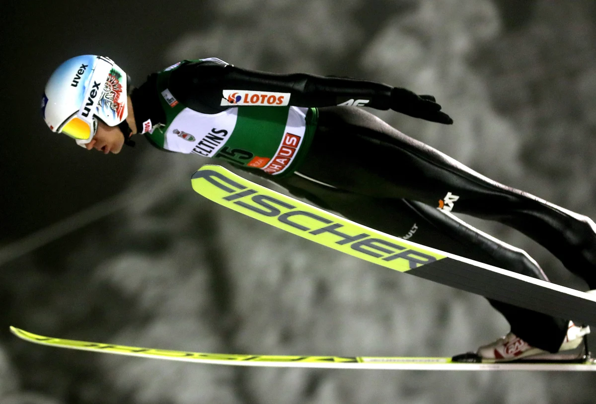 Piotr Żyła, Dawid Kubacki, Maciej Kot i Kamil Stoch wystąpią dziś w drugim w sezonie drużynowym konkursie Pucharu Świata w skokach narciarskich w Kuusamo. Tydzień temu w uplasowali się, ex aequo z Austriakami, na drugiej pozycji, a wygrali Norwegowie.