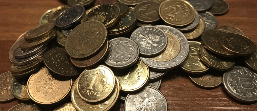 Dwadzieścia groszy wynosi jedna z najniższych emerytur wypłacanych na Dolnym Śląsku. Otrzymuje ją mieszkaniec Wrocławia, którego świadczenia wyliczono jedynie ze składek zewidencjonowanych od jednej umowy zlecenia trwającej trzy miesiące. Na przeciwległym biegunie - emerytura sięgająca szesnastu tysięcy złotych brutto. 