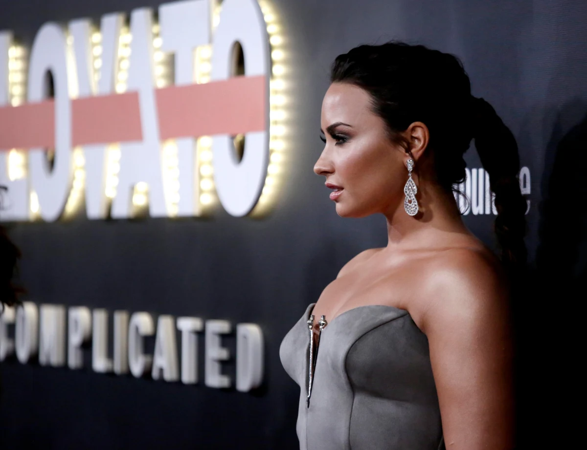 Demi Lovato została pozwana za piosenkę z „Krainy Lodu”.  Jaime Ciero uważa, że utwór „Let It Go” jest plagiatem jego numeru „Volar”.  