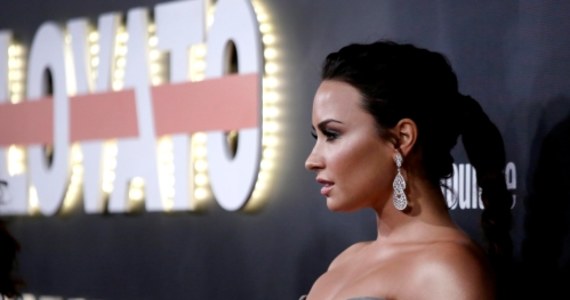 Demi Lovato została pozwana za piosenkę z „Krainy Lodu”.  Jaime Ciero uważa, że utwór „Let It Go” jest plagiatem jego numeru „Volar”.  