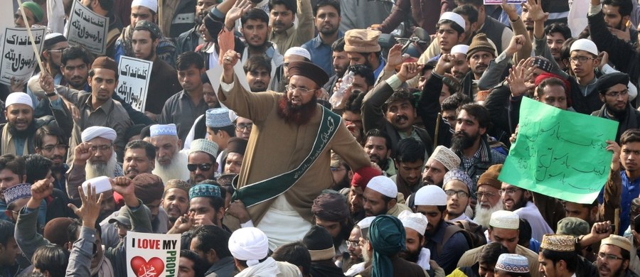 ​Pakistański rząd nakazał armii, by pomogła policji rozpędzić islamskich radykałów, którzy na znak protestu blokują od niemal trzech tygodni główne drogi do Islamabadu, stolicy Pakistanu - poinformowała państwowa telewizja.
