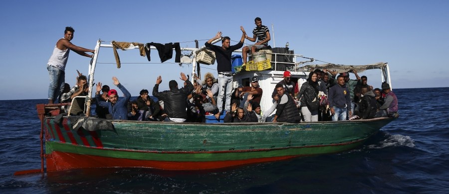 Rozszarpane przez rekiny szczątki kilkudziesięciu migrantów znalazła marynarka libijska w Morzu Śródziemnym - podały włoskie media. To ofiary katastrofy łodzi, którą próbowali dotrzeć do Włoch. Szacuje się, że zginęło około 30 migrantów, a 40 zaginęło. 