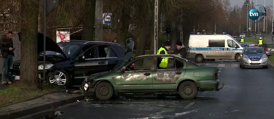 Policjanci poszukują kilku napastników, którzy dziś rano zatrzymali samochód na ul. Łagiewnickiej w Łodzi i zaatakowali osoby nim jadące. Prawdopodobnie były to porachunki pseudokibiców. 