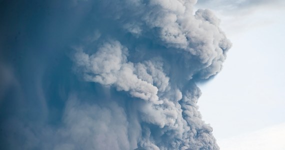 Indonezyjskie i regionalne władze wprowadziły ostrzeżenia dla ruchu lotniczego wokół wulkanu Agung na turystycznej wyspie Bali. Wulkan który wyrzuca popiół na wysokość kilku tysięcy metrów. Dziś niektóre linie lotnicze odwołały loty na Bali i sąsiedni Lombok. Warstwa popiołu pokryła drogi, samochody i budynki w pobliżu wulkanu, który znajduje się na wschodzie wyspy.