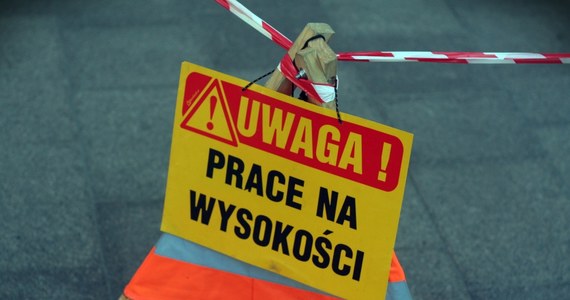 Podpalone maszyny na budowie osiedla w Bielsku-Białej. Policja znalazła tam też list z ostrzeżeniem. Sprawca bądź sprawcy podpalenia są poszukiwani.